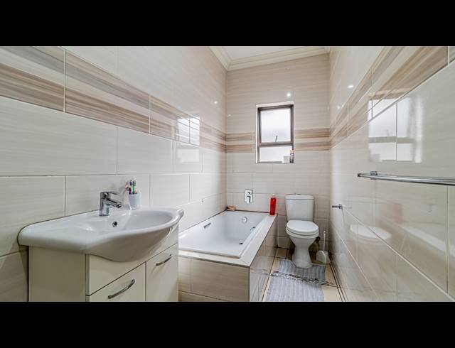 6 BEDROOM HOUSE FOR SALE IN PARKRAND